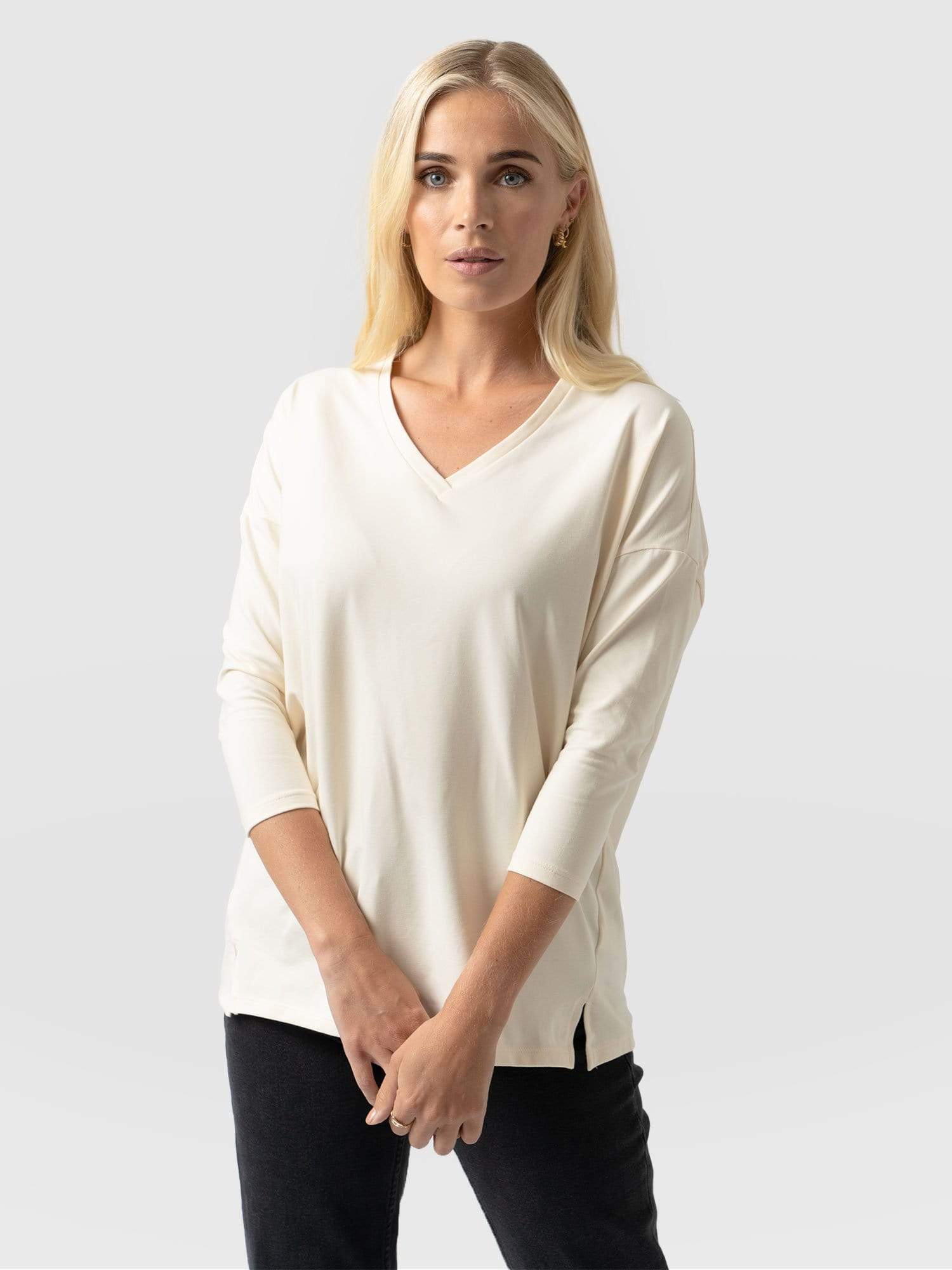 V-Neck Tee Cream - Women's T-Shirts | Saint + Sofia® EU